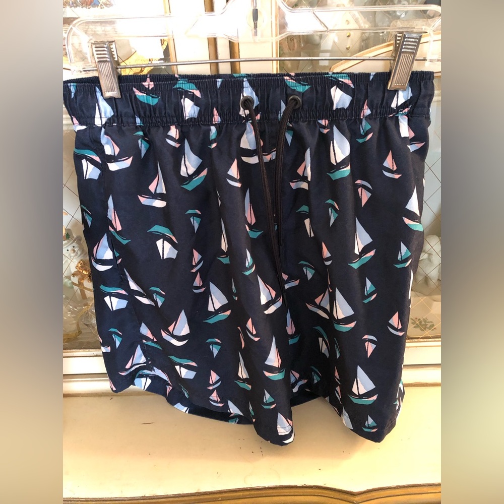 Perry Ellis very good condition men’s sailboat swim trunks size M. C:1684